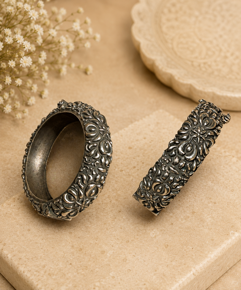 Silver patterned kada